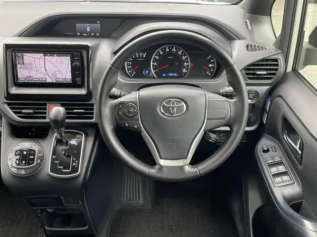 トヨタ ノア G 福岡県 2014(平26)年 12万km ホワイトパールクリスタルシャイン (株)IDOMが運営する【じしゃロン八幡西店】の自社ローン専用車両になります。こちらは現金またはオートローンご利用時の価格です。自社ローンご希望の方は別途その旨お申付け下さい/純正SDナビ【NSZN-W64T】/(Bluetooth/CD/SD/フルセグTV)/片側電動スライドドア/アイドリングストップ/クルーズコントロール(追従走行なし)/フリップダウンモニター/横滑り防止装置/ステアリングリモコン/エンジンプッシュスタート/ビルトインETC/バックカメラ/リアサンシェード/純正フロアマット/純正15インチアルミホイール/オートライト/オートマチックハイビーム/スマートキー