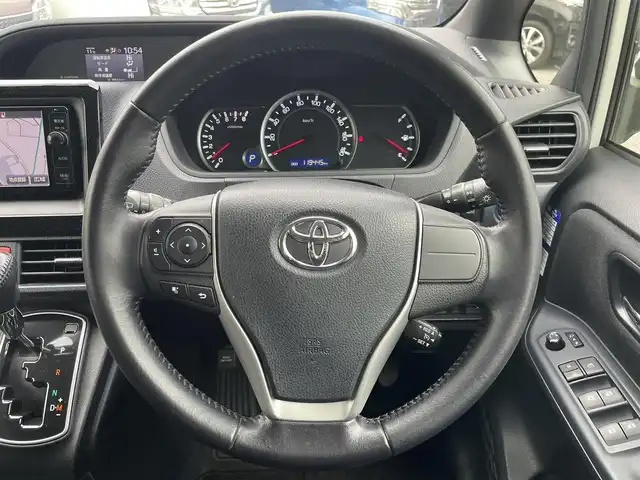 トヨタ ノア G 福岡県 2014(平26)年 12万km ホワイトパールクリスタルシャイン (株)IDOMが運営する【じしゃロン八幡西店】の自社ローン専用車両になります。こちらは現金またはオートローンご利用時の価格です。自社ローンご希望の方は別途その旨お申付け下さい/純正SDナビ【NSZN-W64T】/(Bluetooth/CD/SD/フルセグTV)/片側電動スライドドア/アイドリングストップ/クルーズコントロール(追従走行なし)/フリップダウンモニター/横滑り防止装置/ステアリングリモコン/エンジンプッシュスタート/ビルトインETC/バックカメラ/リアサンシェード/純正フロアマット/純正15インチアルミホイール/オートライト/オートマチックハイビーム/スマートキー