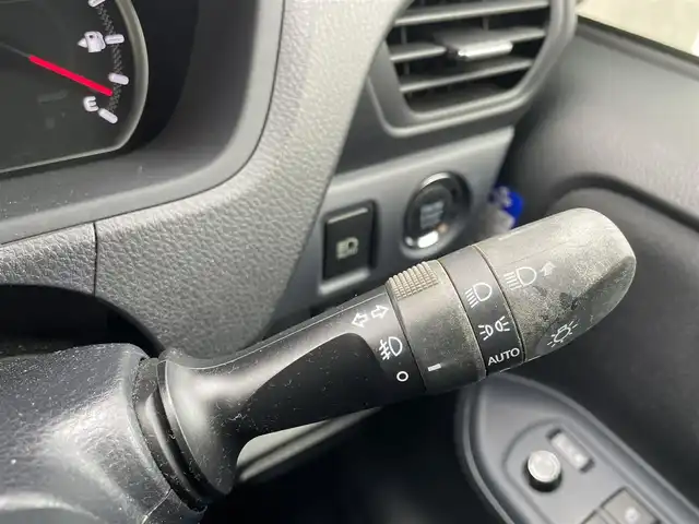 トヨタ ノア G 福岡県 2014(平26)年 12万km ホワイトパールクリスタルシャイン (株)IDOMが運営する【じしゃロン八幡西店】の自社ローン専用車両になります。こちらは現金またはオートローンご利用時の価格です。自社ローンご希望の方は別途その旨お申付け下さい/純正SDナビ【NSZN-W64T】/(Bluetooth/CD/SD/フルセグTV)/片側電動スライドドア/アイドリングストップ/クルーズコントロール(追従走行なし)/フリップダウンモニター/横滑り防止装置/ステアリングリモコン/エンジンプッシュスタート/ビルトインETC/バックカメラ/リアサンシェード/純正フロアマット/純正15インチアルミホイール/オートライト/オートマチックハイビーム/スマートキー