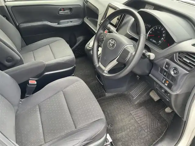 トヨタ ノア G 福岡県 2014(平26)年 12万km ホワイトパールクリスタルシャイン (株)IDOMが運営する【じしゃロン八幡西店】の自社ローン専用車両になります。こちらは現金またはオートローンご利用時の価格です。自社ローンご希望の方は別途その旨お申付け下さい/純正SDナビ【NSZN-W64T】/(Bluetooth/CD/SD/フルセグTV)/片側電動スライドドア/アイドリングストップ/クルーズコントロール(追従走行なし)/フリップダウンモニター/横滑り防止装置/ステアリングリモコン/エンジンプッシュスタート/ビルトインETC/バックカメラ/リアサンシェード/純正フロアマット/純正15インチアルミホイール/オートライト/オートマチックハイビーム/スマートキー