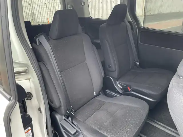 トヨタ ノア G 福岡県 2014(平26)年 12万km ホワイトパールクリスタルシャイン (株)IDOMが運営する【じしゃロン八幡西店】の自社ローン専用車両になります。こちらは現金またはオートローンご利用時の価格です。自社ローンご希望の方は別途その旨お申付け下さい/純正SDナビ【NSZN-W64T】/(Bluetooth/CD/SD/フルセグTV)/片側電動スライドドア/アイドリングストップ/クルーズコントロール(追従走行なし)/フリップダウンモニター/横滑り防止装置/ステアリングリモコン/エンジンプッシュスタート/ビルトインETC/バックカメラ/リアサンシェード/純正フロアマット/純正15インチアルミホイール/オートライト/オートマチックハイビーム/スマートキー