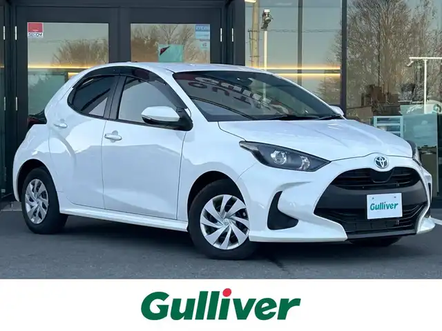 トヨタ ヤリス ハイブリッド X 栃木県 2022(令4)年 0.6万km スーパーホワイトⅡ 純正オーディオディスプレイ/・ナビキット/・Bluetooth/・USB/・Miracast/バックカメラ/ETC/Toyota Safety Sense/・プリクラッシュセーフティ/・レーダークルーズコントロール/・レーントレーシングアシスト/・レーンディパーチャーアラート/・ロードサインアシスト/・オートマチックハイビーム/オートライトシステム/アイドリングストップ/ヘッドライトレベライザー機能/純正フロアマット/純正ドアバイザー
