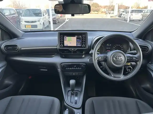 トヨタ ヤリス ハイブリッド X 栃木県 2022(令4)年 0.6万km スーパーホワイトⅡ 純正オーディオディスプレイ/・ナビキット/・Bluetooth/・USB/・Miracast/バックカメラ/ETC/Toyota Safety Sense/・プリクラッシュセーフティ/・レーダークルーズコントロール/・レーントレーシングアシスト/・レーンディパーチャーアラート/・ロードサインアシスト/・オートマチックハイビーム/オートライトシステム/アイドリングストップ/ヘッドライトレベライザー機能/純正フロアマット/純正ドアバイザー