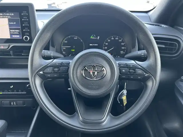 トヨタ ヤリス ハイブリッド X 栃木県 2022(令4)年 0.6万km スーパーホワイトⅡ 純正オーディオディスプレイ/・ナビキット/・Bluetooth/・USB/・Miracast/バックカメラ/ETC/Toyota Safety Sense/・プリクラッシュセーフティ/・レーダークルーズコントロール/・レーントレーシングアシスト/・レーンディパーチャーアラート/・ロードサインアシスト/・オートマチックハイビーム/オートライトシステム/アイドリングストップ/ヘッドライトレベライザー機能/純正フロアマット/純正ドアバイザー