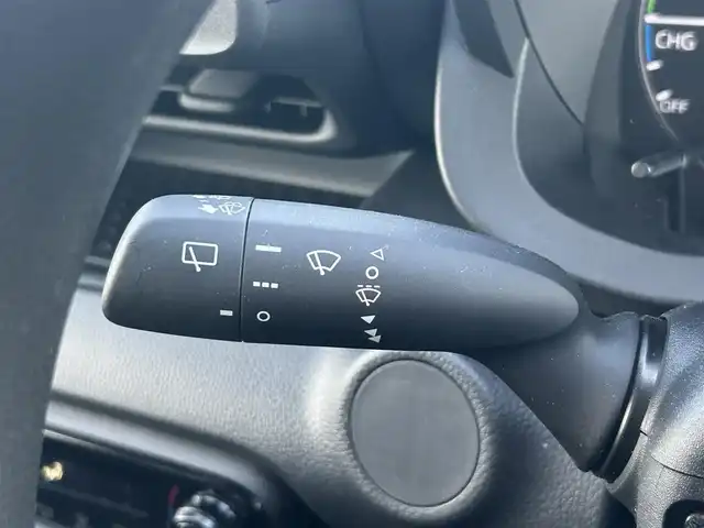 トヨタ ヤリス ハイブリッド X 栃木県 2022(令4)年 0.6万km スーパーホワイトⅡ 純正オーディオディスプレイ/・ナビキット/・Bluetooth/・USB/・Miracast/バックカメラ/ETC/Toyota Safety Sense/・プリクラッシュセーフティ/・レーダークルーズコントロール/・レーントレーシングアシスト/・レーンディパーチャーアラート/・ロードサインアシスト/・オートマチックハイビーム/オートライトシステム/アイドリングストップ/ヘッドライトレベライザー機能/純正フロアマット/純正ドアバイザー