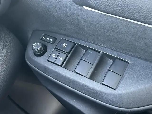 トヨタ ヤリス ハイブリッド X 栃木県 2022(令4)年 0.6万km スーパーホワイトⅡ 純正オーディオディスプレイ/・ナビキット/・Bluetooth/・USB/・Miracast/バックカメラ/ETC/Toyota Safety Sense/・プリクラッシュセーフティ/・レーダークルーズコントロール/・レーントレーシングアシスト/・レーンディパーチャーアラート/・ロードサインアシスト/・オートマチックハイビーム/オートライトシステム/アイドリングストップ/ヘッドライトレベライザー機能/純正フロアマット/純正ドアバイザー