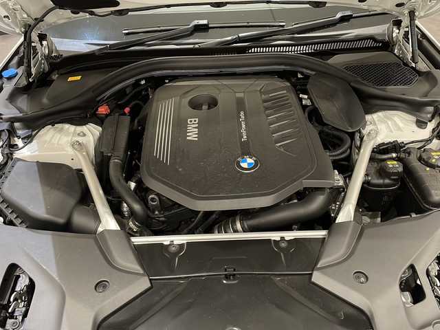 ＢＭＷ ５４０ｉ xDrive ツーリング Mスポーツ 新潟県 2018(平30)年 3.2万km アルピンホワイトⅢ ドライビングアシストプラス/・アクティブクルーズコントロール/・ステアリング＆レーンコントロールアシスト/・レーンディパーチャーウォーニング/・レーンチェンジウォーニング/・アクティブサイドコリジョンプロテクション/・前車接近警告機能/・衝突回避/被害警告ブレーキ/・後車衝突警告機能/・クロストラフィックウォーニング/パーキングアシストプラス/・パークディスタンスコントロール/・パーキングアシスト/・トップビュー＋３Dビュー/・サイドビューカメラ/・リヤビューカメラ/HDDナビゲーション/・１０．２インチモニター/オーディオビジュアルシステム/・フルセグTV/・CD/DVD/Musicコレクション/USB端子/ETC/ドライブレコーダー/アダプティブ ヘッドライト/・バリアブルライトコントロール機能/・コーナリングライト/・デイタイムランニングライト/電動８ウェイフロントシート/・スポーツシート/ダコタレザー/アンビエントライト/・カラーバリエーション１１種