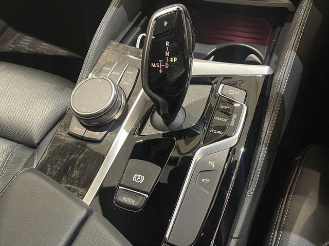 ＢＭＷ ５４０ｉ xDrive ツーリング Mスポーツ 新潟県 2018(平30)年 3.2万km アルピンホワイトⅢ ドライビングアシストプラス/・アクティブクルーズコントロール/・ステアリング＆レーンコントロールアシスト/・レーンディパーチャーウォーニング/・レーンチェンジウォーニング/・アクティブサイドコリジョンプロテクション/・前車接近警告機能/・衝突回避/被害警告ブレーキ/・後車衝突警告機能/・クロストラフィックウォーニング/パーキングアシストプラス/・パークディスタンスコントロール/・パーキングアシスト/・トップビュー＋３Dビュー/・サイドビューカメラ/・リヤビューカメラ/HDDナビゲーション/・１０．２インチモニター/オーディオビジュアルシステム/・フルセグTV/・CD/DVD/Musicコレクション/USB端子/ETC/ドライブレコーダー/アダプティブ ヘッドライト/・バリアブルライトコントロール機能/・コーナリングライト/・デイタイムランニングライト/電動８ウェイフロントシート/・スポーツシート/ダコタレザー/アンビエントライト/・カラーバリエーション１１種