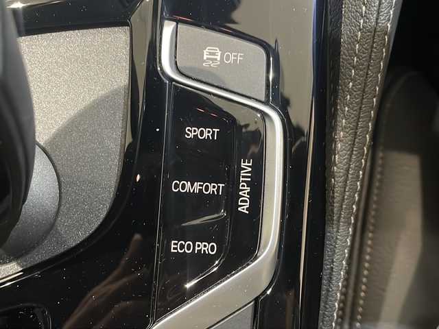 ＢＭＷ ５４０ｉ xDrive ツーリング Mスポーツ 新潟県 2018(平30)年 3.2万km アルピンホワイトⅢ ドライビングアシストプラス/・アクティブクルーズコントロール/・ステアリング＆レーンコントロールアシスト/・レーンディパーチャーウォーニング/・レーンチェンジウォーニング/・アクティブサイドコリジョンプロテクション/・前車接近警告機能/・衝突回避/被害警告ブレーキ/・後車衝突警告機能/・クロストラフィックウォーニング/パーキングアシストプラス/・パークディスタンスコントロール/・パーキングアシスト/・トップビュー＋３Dビュー/・サイドビューカメラ/・リヤビューカメラ/HDDナビゲーション/・１０．２インチモニター/オーディオビジュアルシステム/・フルセグTV/・CD/DVD/Musicコレクション/USB端子/ETC/ドライブレコーダー/アダプティブ ヘッドライト/・バリアブルライトコントロール機能/・コーナリングライト/・デイタイムランニングライト/電動８ウェイフロントシート/・スポーツシート/ダコタレザー/アンビエントライト/・カラーバリエーション１１種