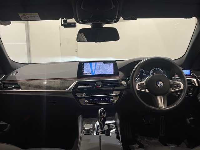 ＢＭＷ ５４０ｉ xDrive ツーリング Mスポーツ 新潟県 2018(平30)年 3.2万km アルピンホワイトⅢ ドライビングアシストプラス/・アクティブクルーズコントロール/・ステアリング＆レーンコントロールアシスト/・レーンディパーチャーウォーニング/・レーンチェンジウォーニング/・アクティブサイドコリジョンプロテクション/・前車接近警告機能/・衝突回避/被害警告ブレーキ/・後車衝突警告機能/・クロストラフィックウォーニング/パーキングアシストプラス/・パークディスタンスコントロール/・パーキングアシスト/・トップビュー＋３Dビュー/・サイドビューカメラ/・リヤビューカメラ/HDDナビゲーション/・１０．２インチモニター/オーディオビジュアルシステム/・フルセグTV/・CD/DVD/Musicコレクション/USB端子/ETC/ドライブレコーダー/アダプティブ ヘッドライト/・バリアブルライトコントロール機能/・コーナリングライト/・デイタイムランニングライト/電動８ウェイフロントシート/・スポーツシート/ダコタレザー/アンビエントライト/・カラーバリエーション１１種