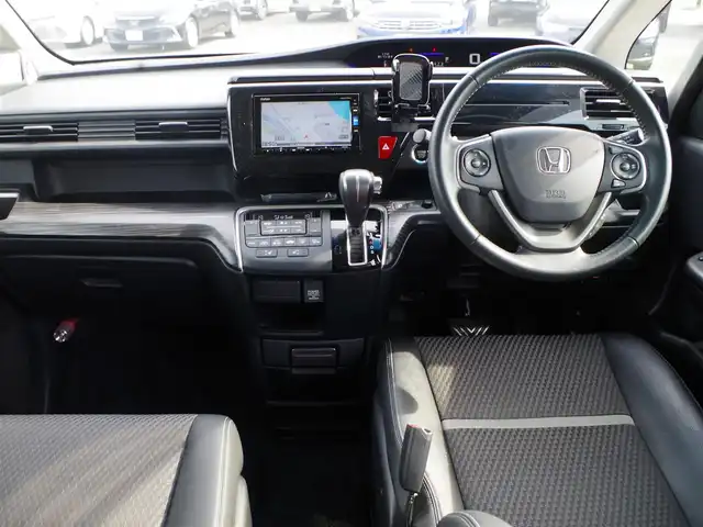 ホンダ ステップワゴン スパーダ クルスピセンシング 千葉県 2017(平29)年 6.3万km プレミアムスパークルブラックパール ホンダセンシング/・衝突軽減ブレーキ（CMBS）/・車線維持支援システム（LKAS）/・アダプティブクルーズコントロール（ACC）/・後方誤発進抑制機能/・誤発進抑制機能/両側パワースライドドア/純正SDナビ/地デジTV/【DVD/CD再生機能　Bluetooth接続】/バックカメラ/フリップダウンモニター/ハーフレザーシート/前席シートヒーター/ETC/LEDヘッドライト/純正16インチアルミホイル/サイド/カーテンエアバッグ/スマートキー