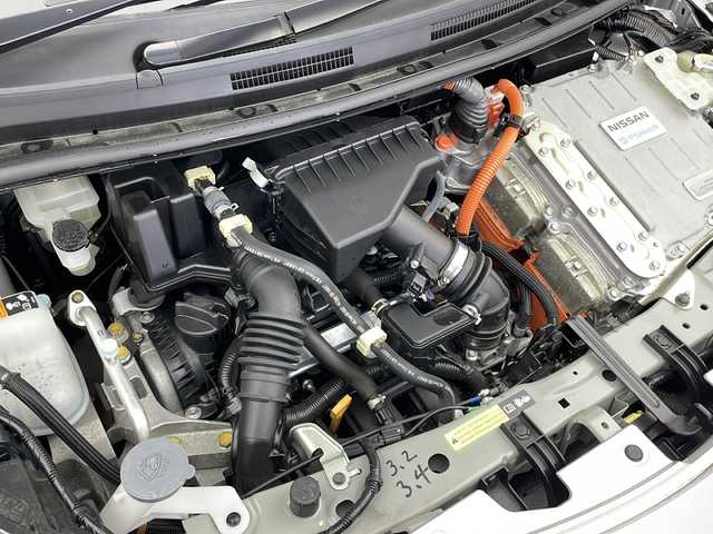 日産 ノート e－パワー B FOUR 宮城県 2019(令1)年 3万km ブリリアントシルバー 4WD/メモリナビ/(AM/FM)/Bluetooth/バックカメラ/車両接近音オフスイッチ/プッシュスタート/スマートキー/スペアキー/ETC2.0/コーナーセンサー/レーンキープアシスト/衝突被害軽減システム/オートライト/ヘッドライトレベライザー/ドアバイザー/社外フロアマット