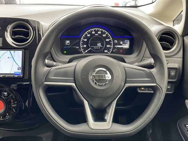 日産 ノート e－パワー B FOUR 宮城県 2019(令1)年 3万km ブリリアントシルバー 4WD/メモリナビ/(AM/FM)/Bluetooth/バックカメラ/車両接近音オフスイッチ/プッシュスタート/スマートキー/スペアキー/ETC2.0/コーナーセンサー/レーンキープアシスト/衝突被害軽減システム/オートライト/ヘッドライトレベライザー/ドアバイザー/社外フロアマット