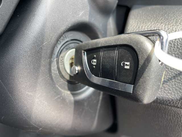 トヨタ ヤリス X 愛知県 2020(令2)年 1万km コーラルクリスタルシャイン 純正７型ディスプレイオーディオナビ/全方位カメラ/レーダークルーズコントロール/バックカメラ/コーナーセンサー/純正アルミホイール/コーナーセンサー/ＥＴＣ２．０/ブラインドスポットモニター/LEDヘッドライト/レーンキープアシスト/オートマチックハイビーム/衝突軽減システム/ステアリングスイッチ