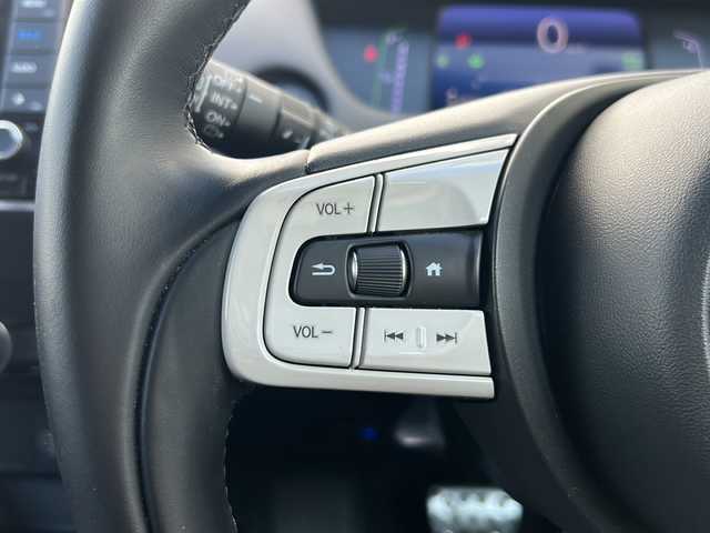 ホンダ フィット e:HEVホーム 埼玉県 2020(令2)年 8.6万km ルナシルバーM 純正ナビ /(FM/AM/TV/CD/DVD/SD/Bluetooth/AUX/USB)/バックカメラ /ETC /ドラレコ/プッシュスタート　/ステアリングスイッチ　/純正オーディオ　/純正フロア　/コーナーセンサー　/TRC　/電格ミラー　/クルコン/レーンキープ　/ホンダセンシング　/LED　/パーキングセンサー　/保証書　/取扱説明書