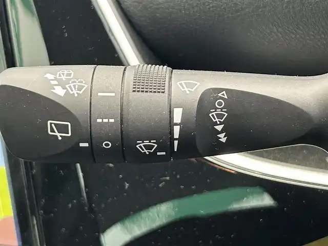 トヨタ プリウス S 鹿児島県 2019(令1)年 0.5万km ホワイトパールクリスタルシャイン 禁煙/純正ナビ（CD/DVD/Bluetooth/フルセグTV）/バックカメラ/トヨタセーフティセンス/○プリクラッシュセーフティ/○レーントレーシングアシスト/○レーダークルーズコントロール/○オートマチックハイビーム/○ロードサインアシスト/純正前後ドライブレコーダー/純正フロアマット/純正フロアマット/オートライト/オートマチックハイビーム/LEDヘッドライト/純正ETC2.0