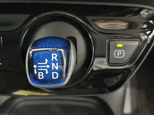 トヨタ プリウス S 鹿児島県 2019(令1)年 0.5万km ホワイトパールクリスタルシャイン 禁煙/純正ナビ（CD/DVD/Bluetooth/フルセグTV）/バックカメラ/トヨタセーフティセンス/○プリクラッシュセーフティ/○レーントレーシングアシスト/○レーダークルーズコントロール/○オートマチックハイビーム/○ロードサインアシスト/純正前後ドライブレコーダー/純正フロアマット/純正フロアマット/オートライト/オートマチックハイビーム/LEDヘッドライト/純正ETC2.0