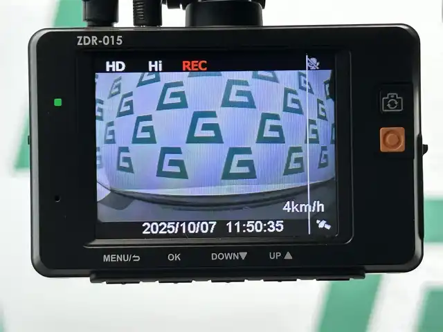 トヨタ プリウス S 鹿児島県 2019(令1)年 0.5万km ホワイトパールクリスタルシャイン 禁煙/純正ナビ（CD/DVD/Bluetooth/フルセグTV）/バックカメラ/トヨタセーフティセンス/○プリクラッシュセーフティ/○レーントレーシングアシスト/○レーダークルーズコントロール/○オートマチックハイビーム/○ロードサインアシスト/純正前後ドライブレコーダー/純正フロアマット/純正フロアマット/オートライト/オートマチックハイビーム/LEDヘッドライト/純正ETC2.0