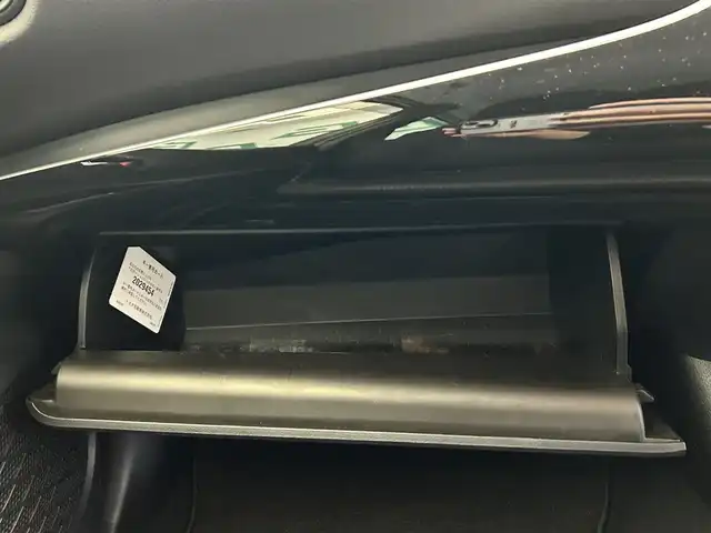 トヨタ プリウス S 鹿児島県 2019(令1)年 0.5万km ホワイトパールクリスタルシャイン 禁煙/純正ナビ（CD/DVD/Bluetooth/フルセグTV）/バックカメラ/トヨタセーフティセンス/○プリクラッシュセーフティ/○レーントレーシングアシスト/○レーダークルーズコントロール/○オートマチックハイビーム/○ロードサインアシスト/純正前後ドライブレコーダー/純正フロアマット/純正フロアマット/オートライト/オートマチックハイビーム/LEDヘッドライト/純正ETC2.0