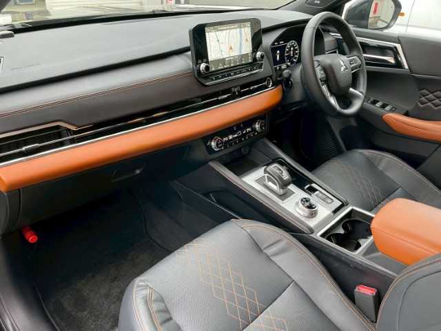 三菱 アウトランダー ＰＨＥＶ P 岩手県 2021(令3)年 3.8万km 黒 純正9インチナビ/BOSEサウンド/ステアリングリモコン/ハンドルヒーター/置くだけ充電/BSM/ヘッドアップディスプレイ/シートメモリー/パドルシフト/ミラー一体ドラレコ/フォグライト/電動格納ミラー/AVH