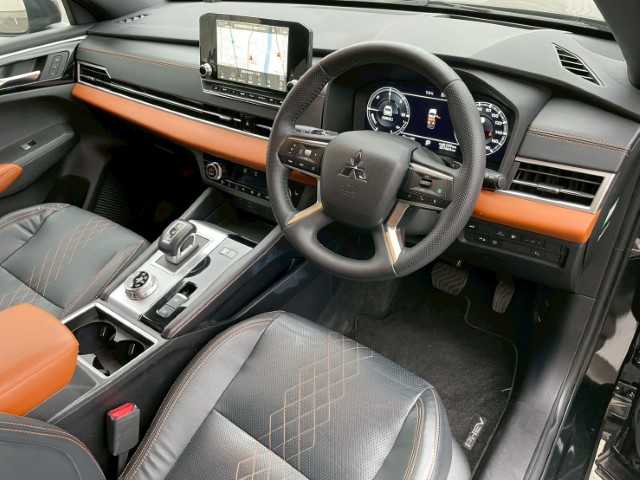 三菱 アウトランダー ＰＨＥＶ P 岩手県 2021(令3)年 3.8万km 黒 純正9インチナビ/BOSEサウンド/ステアリングリモコン/ハンドルヒーター/置くだけ充電/BSM/ヘッドアップディスプレイ/シートメモリー/パドルシフト/ミラー一体ドラレコ/フォグライト/電動格納ミラー/AVH