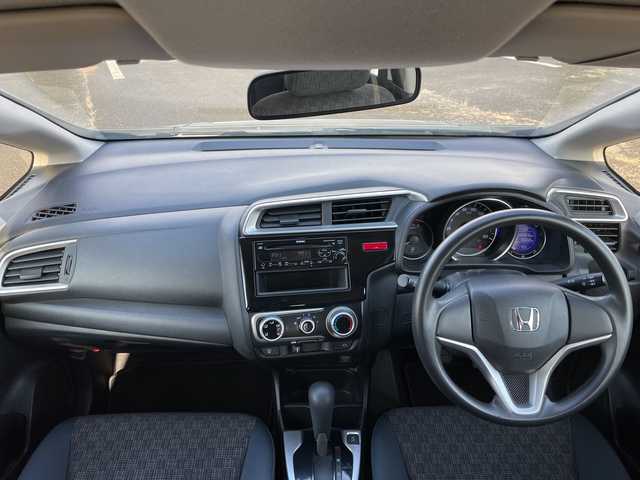 ホンダ フィット 13G 道央・札幌 2016(平28)年 8.4万km プレミアムホワイトパールⅡ ４WD/社外オーディオ/AM/FM/CD/AUX/横滑り防止装置/アイドリングストップ/ECON/リモコンキー/ハロゲンヘッドライト/ヘッドライトレベライザー/ウィンカーミラー/社外フロアマット/ドアバイザー/スチールホイール付冬タイヤ積込/185/60/R15/2023年/山5mm