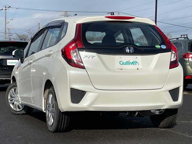 ホンダ フィット 13G 道央・札幌 2016(平28)年 8.4万km プレミアムホワイトパールⅡ ４WD/社外オーディオ/AM/FM/CD/AUX/横滑り防止装置/アイドリングストップ/ECON/リモコンキー/ハロゲンヘッドライト/ヘッドライトレベライザー/ウィンカーミラー/社外フロアマット/ドアバイザー/スチールホイール付冬タイヤ積込/185/60/R15/2023年/山5mm
