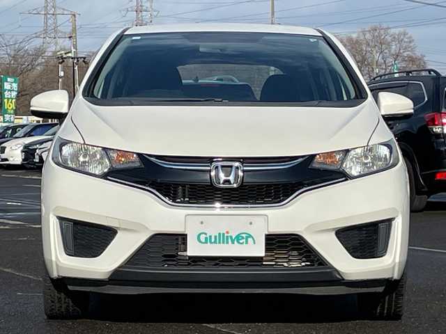 ホンダ フィット 13G 道央・札幌 2016(平28)年 8.4万km プレミアムホワイトパールⅡ ４WD/社外オーディオ/AM/FM/CD/AUX/横滑り防止装置/アイドリングストップ/ECON/リモコンキー/ハロゲンヘッドライト/ヘッドライトレベライザー/ウィンカーミラー/社外フロアマット/ドアバイザー/スチールホイール付冬タイヤ積込/185/60/R15/2023年/山5mm