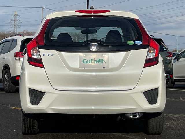 ホンダ フィット 13G 道央・札幌 2016(平28)年 8.4万km プレミアムホワイトパールⅡ ４WD/社外オーディオ/AM/FM/CD/AUX/横滑り防止装置/アイドリングストップ/ECON/リモコンキー/ハロゲンヘッドライト/ヘッドライトレベライザー/ウィンカーミラー/社外フロアマット/ドアバイザー/スチールホイール付冬タイヤ積込/185/60/R15/2023年/山5mm