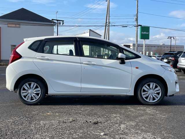 ホンダ フィット 13G 道央・札幌 2016(平28)年 8.4万km プレミアムホワイトパールⅡ ４WD/社外オーディオ/AM/FM/CD/AUX/横滑り防止装置/アイドリングストップ/ECON/リモコンキー/ハロゲンヘッドライト/ヘッドライトレベライザー/ウィンカーミラー/社外フロアマット/ドアバイザー/スチールホイール付冬タイヤ積込/185/60/R15/2023年/山5mm