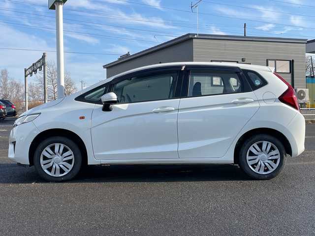 ホンダ フィット 13G 道央・札幌 2016(平28)年 8.4万km プレミアムホワイトパールⅡ ４WD/社外オーディオ/AM/FM/CD/AUX/横滑り防止装置/アイドリングストップ/ECON/リモコンキー/ハロゲンヘッドライト/ヘッドライトレベライザー/ウィンカーミラー/社外フロアマット/ドアバイザー/スチールホイール付冬タイヤ積込/185/60/R15/2023年/山5mm
