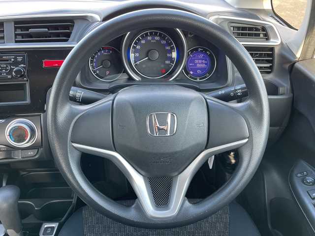 ホンダ フィット 13G 道央・札幌 2016(平28)年 8.4万km プレミアムホワイトパールⅡ ４WD/社外オーディオ/AM/FM/CD/AUX/横滑り防止装置/アイドリングストップ/ECON/リモコンキー/ハロゲンヘッドライト/ヘッドライトレベライザー/ウィンカーミラー/社外フロアマット/ドアバイザー/スチールホイール付冬タイヤ積込/185/60/R15/2023年/山5mm