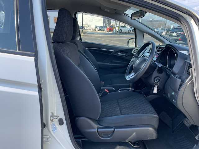 ホンダ フィット 13G 道央・札幌 2016(平28)年 8.4万km プレミアムホワイトパールⅡ ４WD/社外オーディオ/AM/FM/CD/AUX/横滑り防止装置/アイドリングストップ/ECON/リモコンキー/ハロゲンヘッドライト/ヘッドライトレベライザー/ウィンカーミラー/社外フロアマット/ドアバイザー/スチールホイール付冬タイヤ積込/185/60/R15/2023年/山5mm