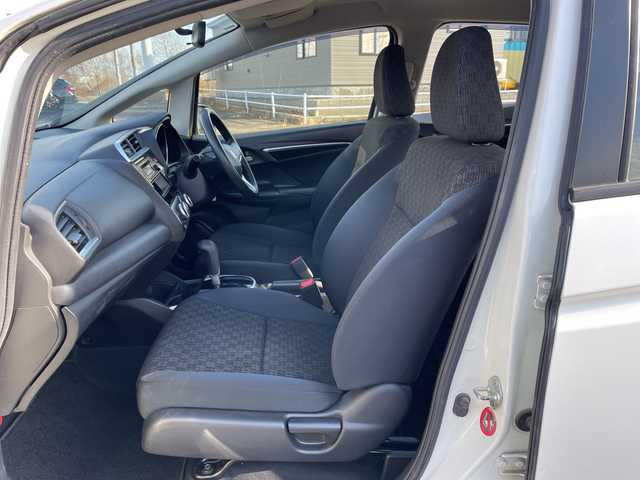 ホンダ フィット 13G 道央・札幌 2016(平28)年 8.4万km プレミアムホワイトパールⅡ ４WD/社外オーディオ/AM/FM/CD/AUX/横滑り防止装置/アイドリングストップ/ECON/リモコンキー/ハロゲンヘッドライト/ヘッドライトレベライザー/ウィンカーミラー/社外フロアマット/ドアバイザー/スチールホイール付冬タイヤ積込/185/60/R15/2023年/山5mm