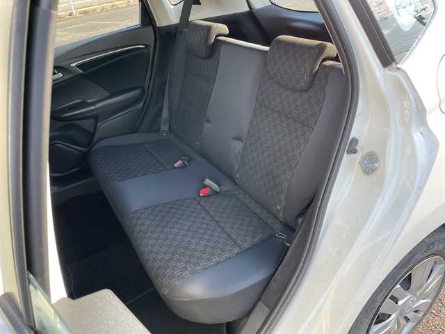 ホンダ フィット 13G 道央・札幌 2016(平28)年 8.4万km プレミアムホワイトパールⅡ ４WD/社外オーディオ/AM/FM/CD/AUX/横滑り防止装置/アイドリングストップ/ECON/リモコンキー/ハロゲンヘッドライト/ヘッドライトレベライザー/ウィンカーミラー/社外フロアマット/ドアバイザー/スチールホイール付冬タイヤ積込/185/60/R15/2023年/山5mm