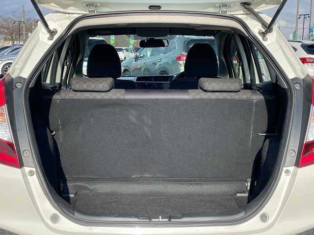 ホンダ フィット 13G 道央・札幌 2016(平28)年 8.4万km プレミアムホワイトパールⅡ ４WD/社外オーディオ/AM/FM/CD/AUX/横滑り防止装置/アイドリングストップ/ECON/リモコンキー/ハロゲンヘッドライト/ヘッドライトレベライザー/ウィンカーミラー/社外フロアマット/ドアバイザー/スチールホイール付冬タイヤ積込/185/60/R15/2023年/山5mm