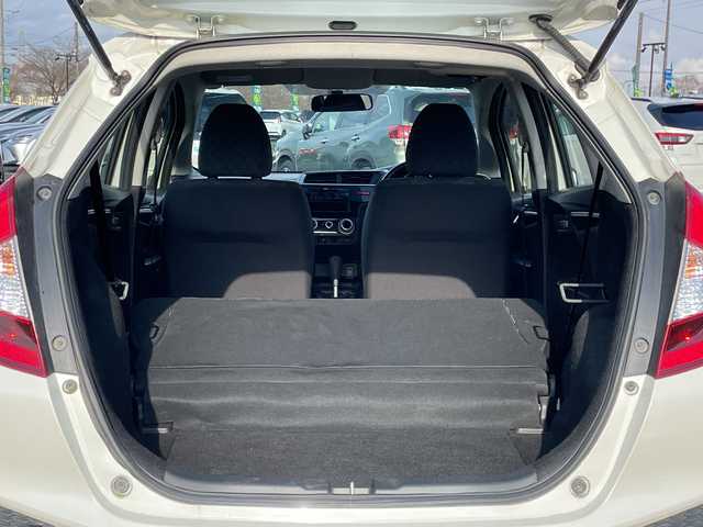 ホンダ フィット 13G 道央・札幌 2016(平28)年 8.4万km プレミアムホワイトパールⅡ ４WD/社外オーディオ/AM/FM/CD/AUX/横滑り防止装置/アイドリングストップ/ECON/リモコンキー/ハロゲンヘッドライト/ヘッドライトレベライザー/ウィンカーミラー/社外フロアマット/ドアバイザー/スチールホイール付冬タイヤ積込/185/60/R15/2023年/山5mm