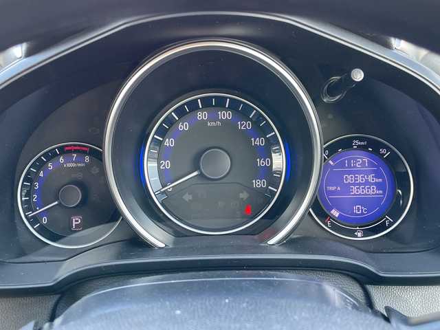 ホンダ フィット 13G 道央・札幌 2016(平28)年 8.4万km プレミアムホワイトパールⅡ ４WD/社外オーディオ/AM/FM/CD/AUX/横滑り防止装置/アイドリングストップ/ECON/リモコンキー/ハロゲンヘッドライト/ヘッドライトレベライザー/ウィンカーミラー/社外フロアマット/ドアバイザー/スチールホイール付冬タイヤ積込/185/60/R15/2023年/山5mm