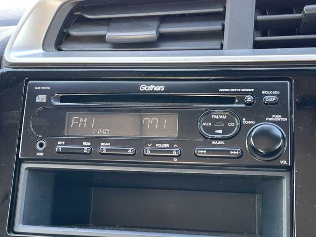 ホンダ フィット 13G 道央・札幌 2016(平28)年 8.4万km プレミアムホワイトパールⅡ ４WD/社外オーディオ/AM/FM/CD/AUX/横滑り防止装置/アイドリングストップ/ECON/リモコンキー/ハロゲンヘッドライト/ヘッドライトレベライザー/ウィンカーミラー/社外フロアマット/ドアバイザー/スチールホイール付冬タイヤ積込/185/60/R15/2023年/山5mm