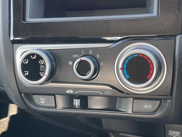 ホンダ フィット 13G 道央・札幌 2016(平28)年 8.4万km プレミアムホワイトパールⅡ ４WD/社外オーディオ/AM/FM/CD/AUX/横滑り防止装置/アイドリングストップ/ECON/リモコンキー/ハロゲンヘッドライト/ヘッドライトレベライザー/ウィンカーミラー/社外フロアマット/ドアバイザー/スチールホイール付冬タイヤ積込/185/60/R15/2023年/山5mm