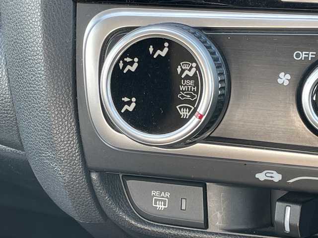 ホンダ フィット 13G 道央・札幌 2016(平28)年 8.4万km プレミアムホワイトパールⅡ ４WD/社外オーディオ/AM/FM/CD/AUX/横滑り防止装置/アイドリングストップ/ECON/リモコンキー/ハロゲンヘッドライト/ヘッドライトレベライザー/ウィンカーミラー/社外フロアマット/ドアバイザー/スチールホイール付冬タイヤ積込/185/60/R15/2023年/山5mm