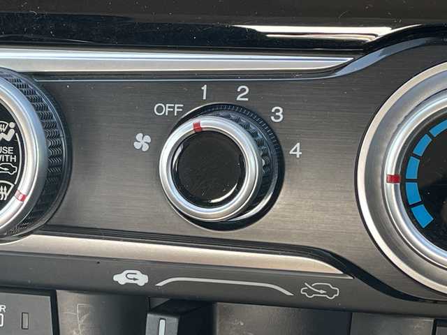 ホンダ フィット 13G 道央・札幌 2016(平28)年 8.4万km プレミアムホワイトパールⅡ ４WD/社外オーディオ/AM/FM/CD/AUX/横滑り防止装置/アイドリングストップ/ECON/リモコンキー/ハロゲンヘッドライト/ヘッドライトレベライザー/ウィンカーミラー/社外フロアマット/ドアバイザー/スチールホイール付冬タイヤ積込/185/60/R15/2023年/山5mm