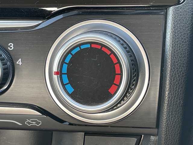 ホンダ フィット 13G 道央・札幌 2016(平28)年 8.4万km プレミアムホワイトパールⅡ ４WD/社外オーディオ/AM/FM/CD/AUX/横滑り防止装置/アイドリングストップ/ECON/リモコンキー/ハロゲンヘッドライト/ヘッドライトレベライザー/ウィンカーミラー/社外フロアマット/ドアバイザー/スチールホイール付冬タイヤ積込/185/60/R15/2023年/山5mm