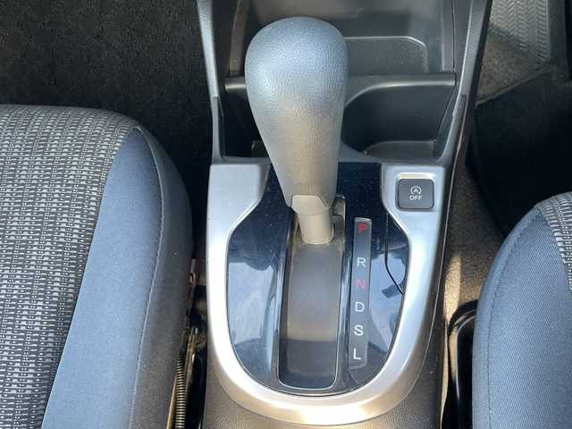 ホンダ フィット 13G 道央・札幌 2016(平28)年 8.4万km プレミアムホワイトパールⅡ ４WD/社外オーディオ/AM/FM/CD/AUX/横滑り防止装置/アイドリングストップ/ECON/リモコンキー/ハロゲンヘッドライト/ヘッドライトレベライザー/ウィンカーミラー/社外フロアマット/ドアバイザー/スチールホイール付冬タイヤ積込/185/60/R15/2023年/山5mm