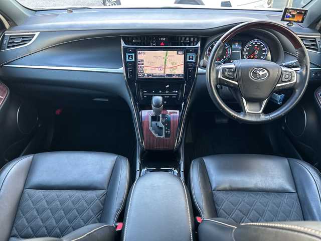 トヨタ ハリアー プレミアム 大阪府 2016(平28)年 9.4万km ホワイトパールクリスタルシャイン ワンオーナー/社外9インチメモリナビ（ALPINE）/BT/CD/DVD/フルセグTV/iPod/AUX/フリップダウンモニター（ALPINE）/GPSレーダー探知機（VA-710E）/バックカメラ/レーンキープアシスト/レーンデパーチャーアラート/クルーズコントロール/オートマチックハイビーム/パワーシート/電動リアゲート/電動チルト・テレスコピック・ステアリング/プッシュスタート/LEDフロントフォグ/純正アルミホイール/純正フロアマット/ドライブレコーダー/ETC