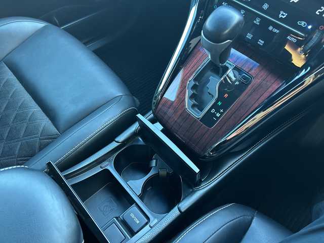 トヨタ ハリアー プレミアム 大阪府 2016(平28)年 9.4万km ホワイトパールクリスタルシャイン ワンオーナー/社外9インチメモリナビ（ALPINE）/BT/CD/DVD/フルセグTV/iPod/AUX/フリップダウンモニター（ALPINE）/GPSレーダー探知機（VA-710E）/バックカメラ/レーンキープアシスト/レーンデパーチャーアラート/クルーズコントロール/オートマチックハイビーム/パワーシート/電動リアゲート/電動チルト・テレスコピック・ステアリング/プッシュスタート/LEDフロントフォグ/純正アルミホイール/純正フロアマット/ドライブレコーダー/ETC