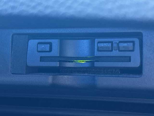 トヨタ ハリアー プレミアム 大阪府 2016(平28)年 9.4万km ホワイトパールクリスタルシャイン ワンオーナー/社外9インチメモリナビ（ALPINE）/BT/CD/DVD/フルセグTV/iPod/AUX/フリップダウンモニター（ALPINE）/GPSレーダー探知機（VA-710E）/バックカメラ/レーンキープアシスト/レーンデパーチャーアラート/クルーズコントロール/オートマチックハイビーム/パワーシート/電動リアゲート/電動チルト・テレスコピック・ステアリング/プッシュスタート/LEDフロントフォグ/純正アルミホイール/純正フロアマット/ドライブレコーダー/ETC