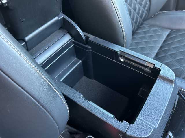 トヨタ ハリアー プレミアム 大阪府 2016(平28)年 9.4万km ホワイトパールクリスタルシャイン ワンオーナー/社外9インチメモリナビ（ALPINE）/BT/CD/DVD/フルセグTV/iPod/AUX/フリップダウンモニター（ALPINE）/GPSレーダー探知機（VA-710E）/バックカメラ/レーンキープアシスト/レーンデパーチャーアラート/クルーズコントロール/オートマチックハイビーム/パワーシート/電動リアゲート/電動チルト・テレスコピック・ステアリング/プッシュスタート/LEDフロントフォグ/純正アルミホイール/純正フロアマット/ドライブレコーダー/ETC