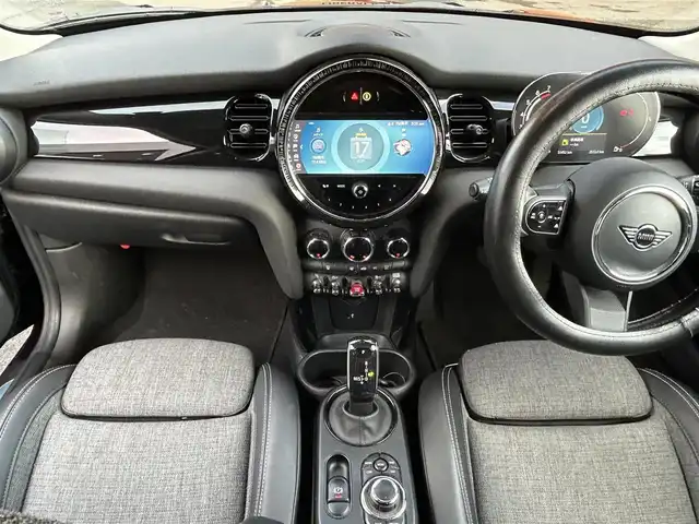 ＭＩＮＩ ＢＭＷ ミニ クーパー クラシックトリム 熊本県 2021(令3)年 5.2万km MINI Yoursエニグマティックブラック ・スマートキー/・プッシュスタート/・インテリジェントセーフティ/・PDC自動起動/・パーキングアシスト/・クルーズコントロール(追従式)/・ハーフレザースポーツシート/・純正HDDナビ/　【Bluetooth・USB・MSV】/・バックカメラ/・ETC/・ドライブレーダー(前後録画)/・LEDヘッドランプ/・UKテールランプ/・純正マット