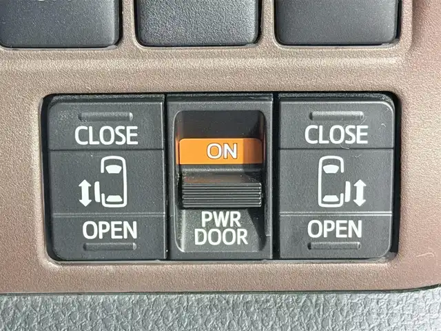 トヨタ エスクァイア ハイブリッド Gi 大阪府 2015(平27)年 6.2万km ホワイトパールクリスタルシャイン モデリスタエアロ　アルパインナビＴＶ　後席モニター　黒革シート　ワイヤレス充電　両側電動　シートヒーター　バックカメラ　ビルトインＥＴＣ　オートライト　ＬＥＤヘッドライト　フォグランプ　スマートキー